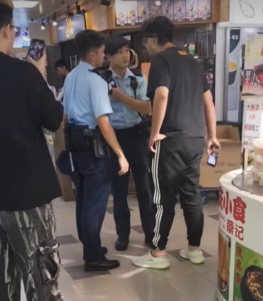 葵涌廣場2樓一間二手書店,一名22歲、持有香港身份證的巴基斯坦裔男銷售員疑因爭客問題與鄰舖職員起爭執。期間有人報案求助。警員處理案件期間有人極不合作及情緒激動,最終以「在公眾地方作出擾亂秩序行為」拘捕男子。(Threads)